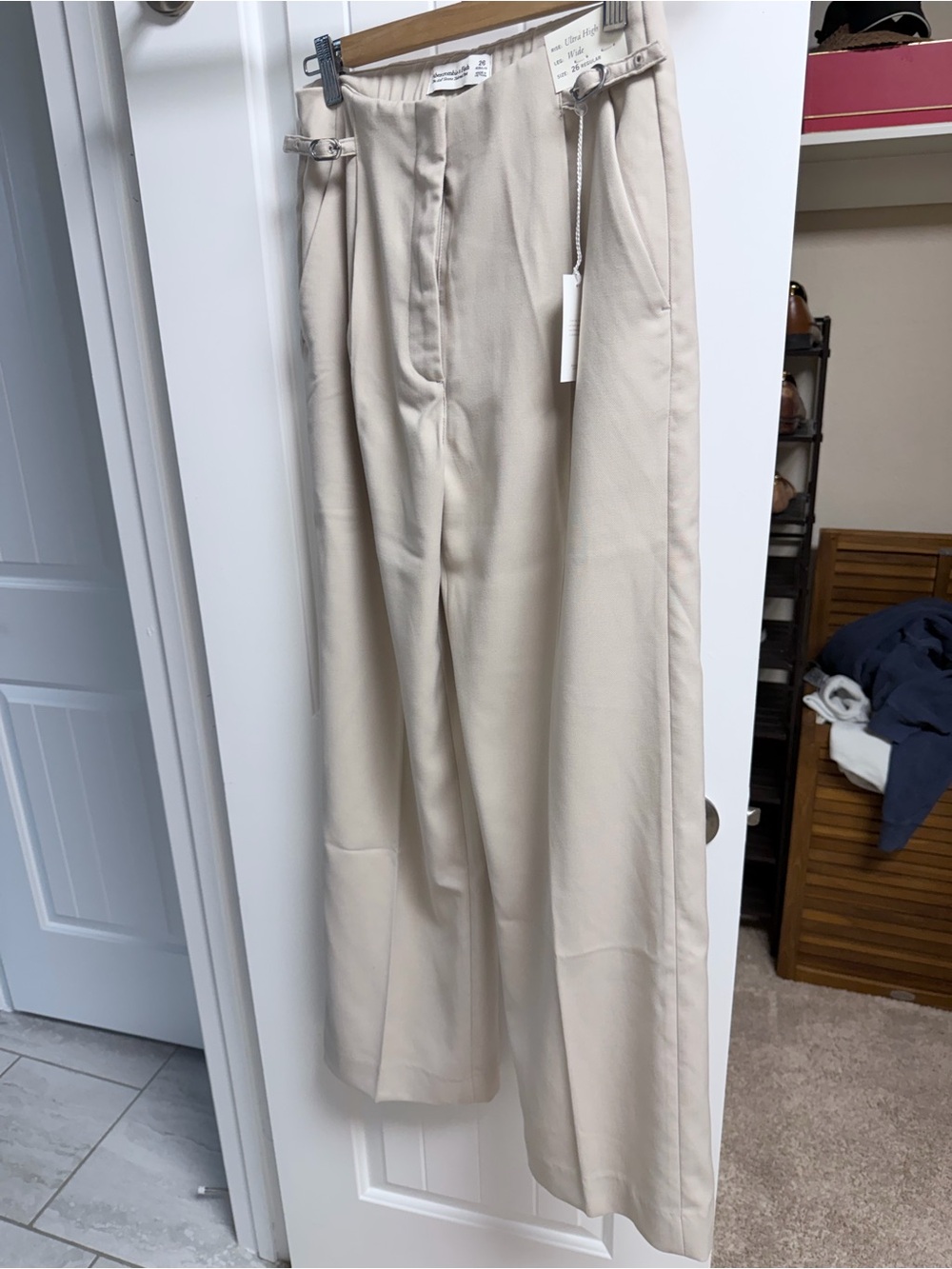 Abercrombie & Fitch Sloane Tailored Wide-Leg Trousers in Light Cream - Picture 3 of 6